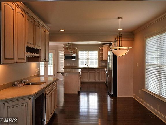 Kitchen w/ wet bar