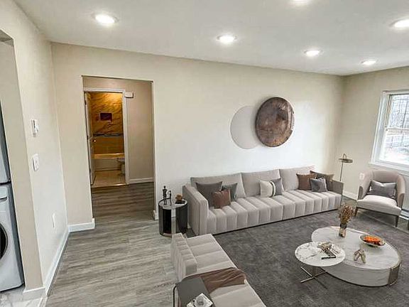 3rd image of 8 Sutton Pl
