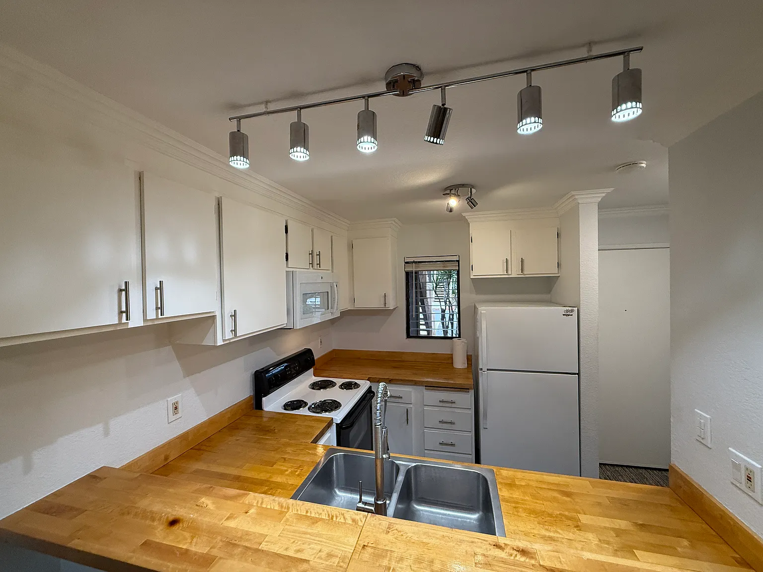 2 bed, 883 sqft, $3,100 — Photo 3