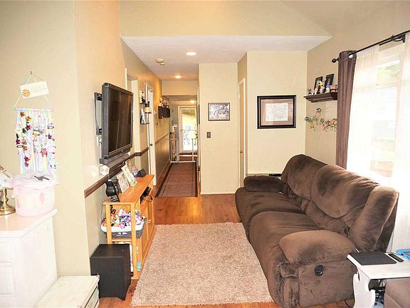 4th image of 28 Iroquois Ave