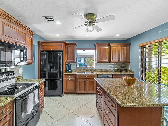 4th image of 1460 Lakeview Circle