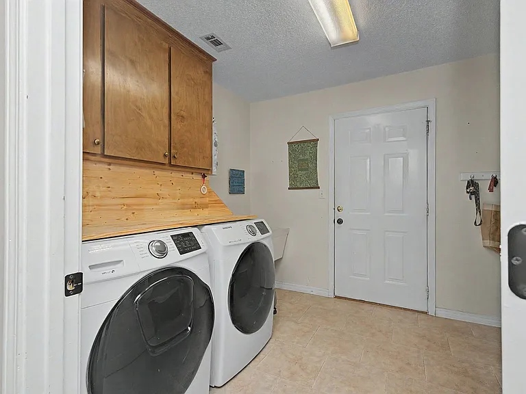 1626 Oakmont Cir — Photo 48
