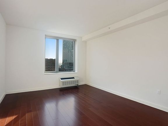 5th image of 81 Fleet Pl APT 6G