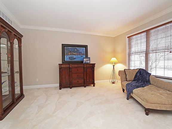 4th image of 1077 Westchester Way