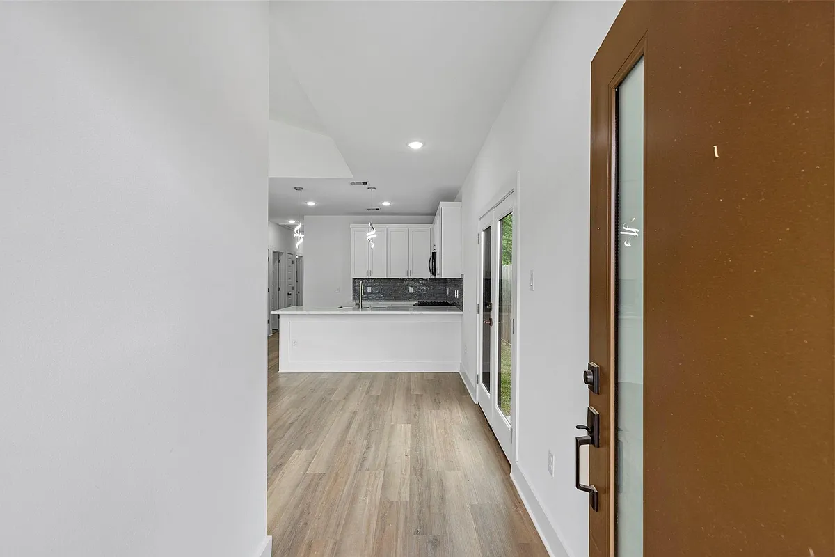 Building Photo - 8109 Hamlet St #B