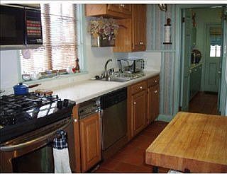 5th image of 210 Vincent Ave