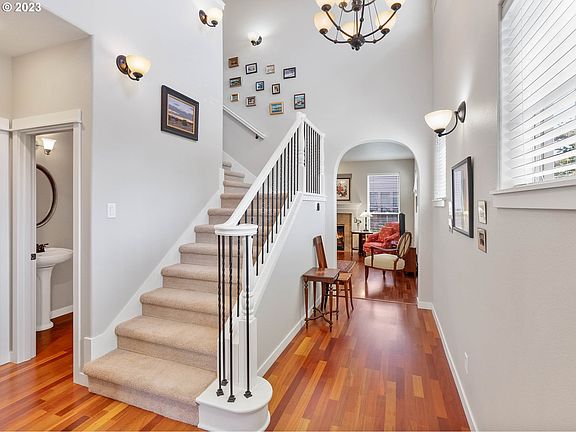 4th image of 230 NE Ironcreek Pl