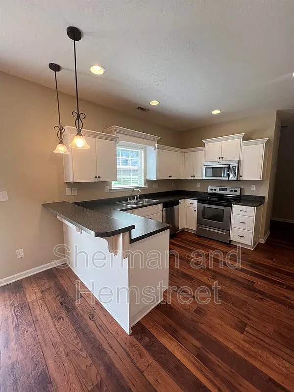 3 bed, 2.5 bath, 1911 sqft, $1,885 — Photo 3