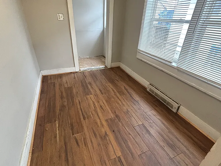 910 Dakin St — Photo 8