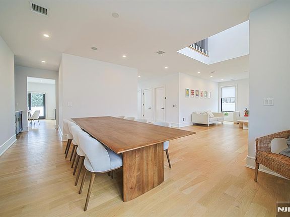 5th image of 144 Village Cir E