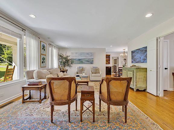 4th image of 723 Clematis Dr