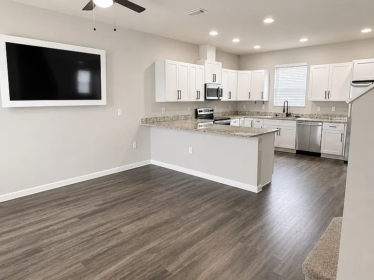 1061 Salina St SE — Photo 2