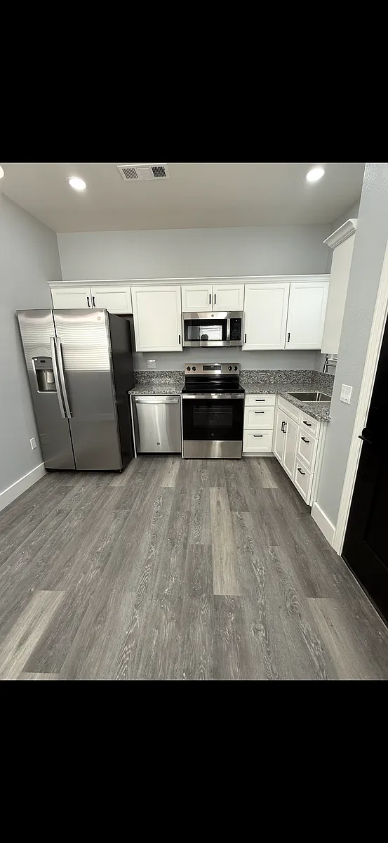 Building Photo - 835 W 21st St #B