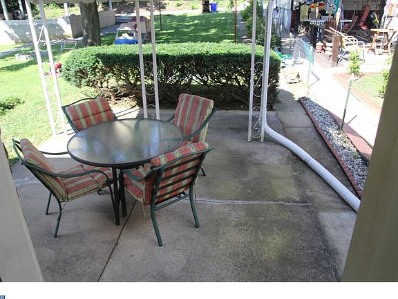 4th image of 123 College St