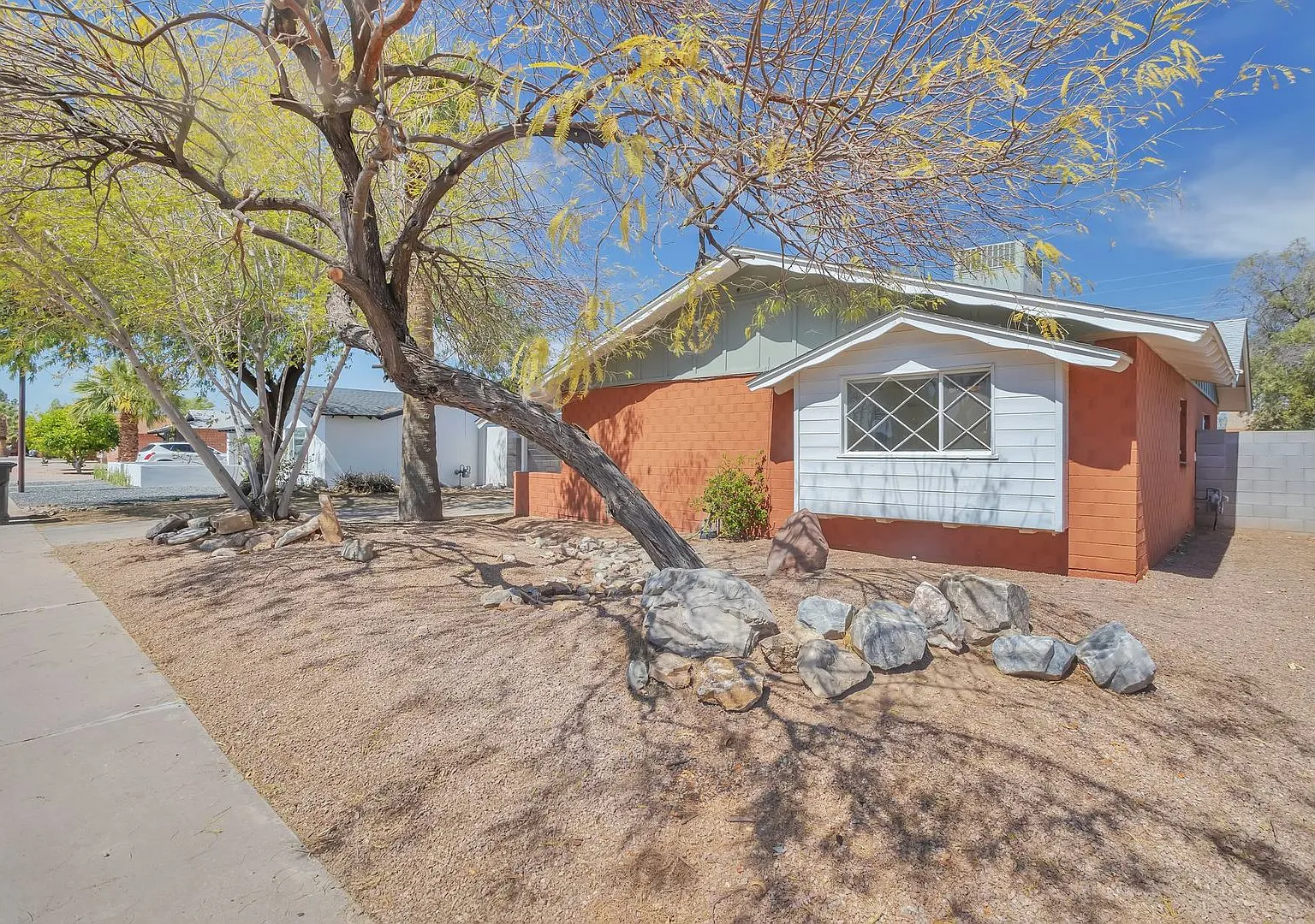 Spacious 3-bedroom, 3-bathroom home with an attached casita located in Scottsdale, AZ — Photo 2