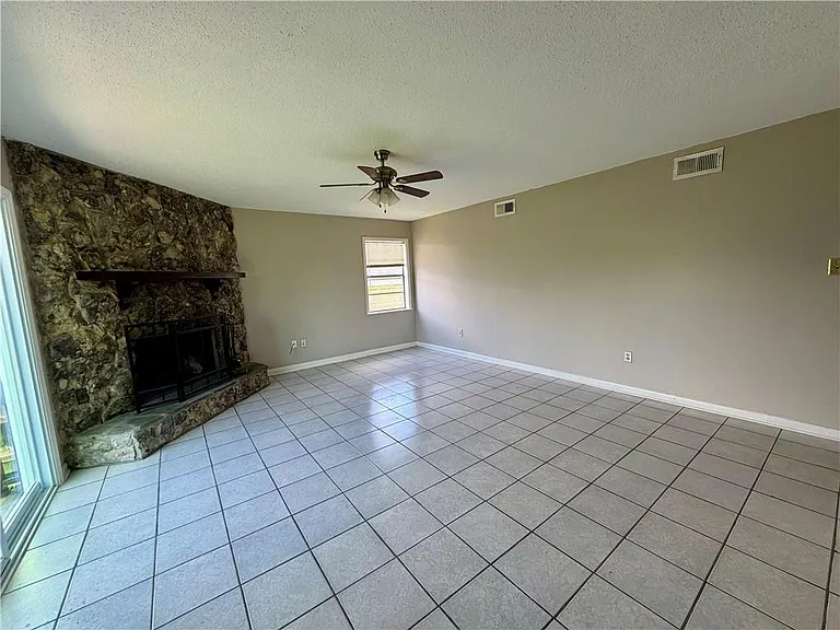532 Oakwood Dr — Photo 3