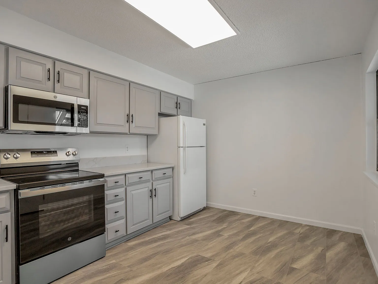 2 bed, 1039 sqft, $2,000 — Photo 3