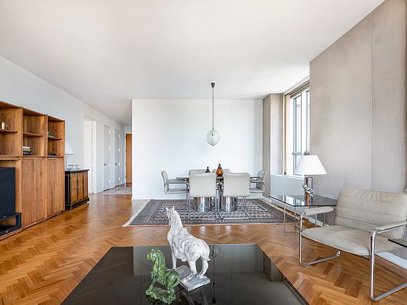 2nd image of 15 W 53rd St #41F