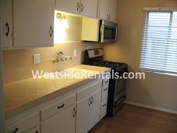 3rd image of 3163 N Park Way