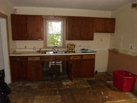 2nd image of 1025 Elm St
