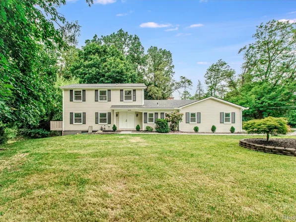 21993 Riverview Dr, Beverly Hills, MI 48025
