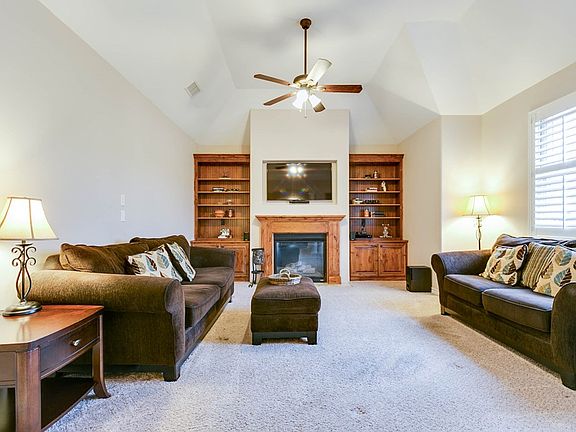 4th image of 2217 Club House Ln