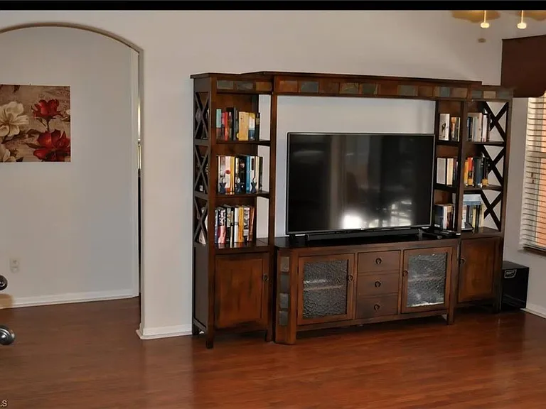826 SW 32nd Ter — Photo 25