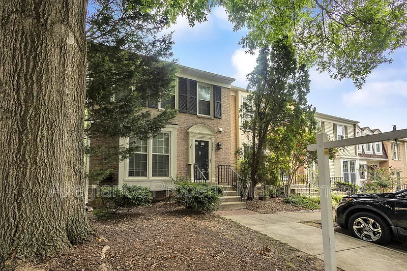 3 bed, 3.5 bath, 1374 sqft, $3,500 — Photo 2