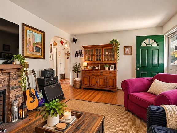 5th image of 17 Bryant Ave