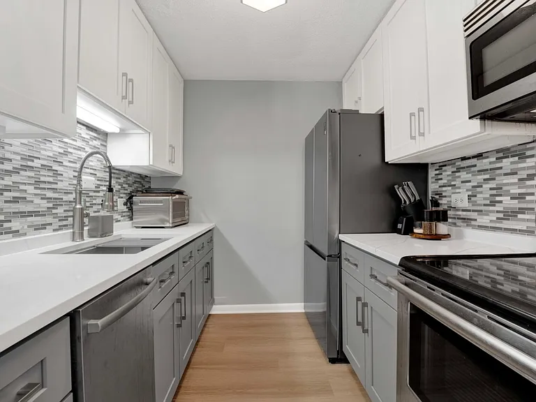 2740 N Pine Grove Ave #9 — Photo 2