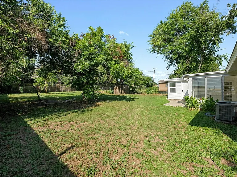 2409 Devonshire Dr — Photo 23