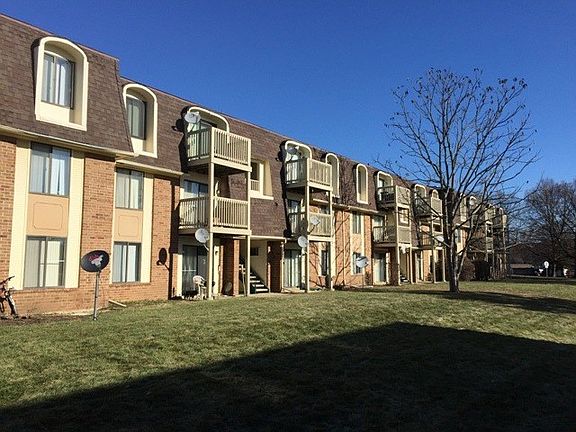 2nd image of 1866 Somerset Dr