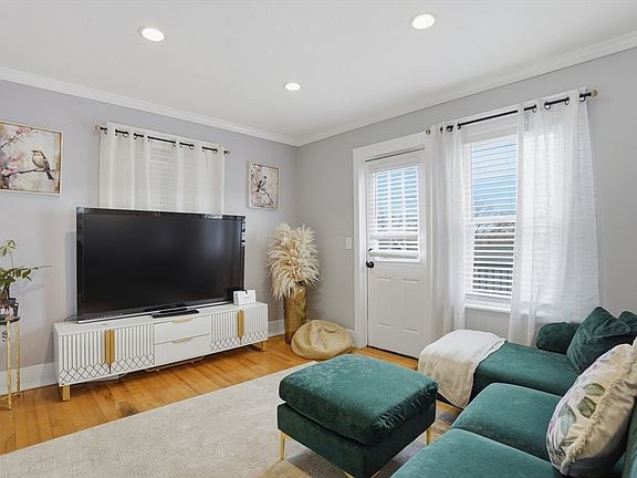 5th image of 23 Dryden St
