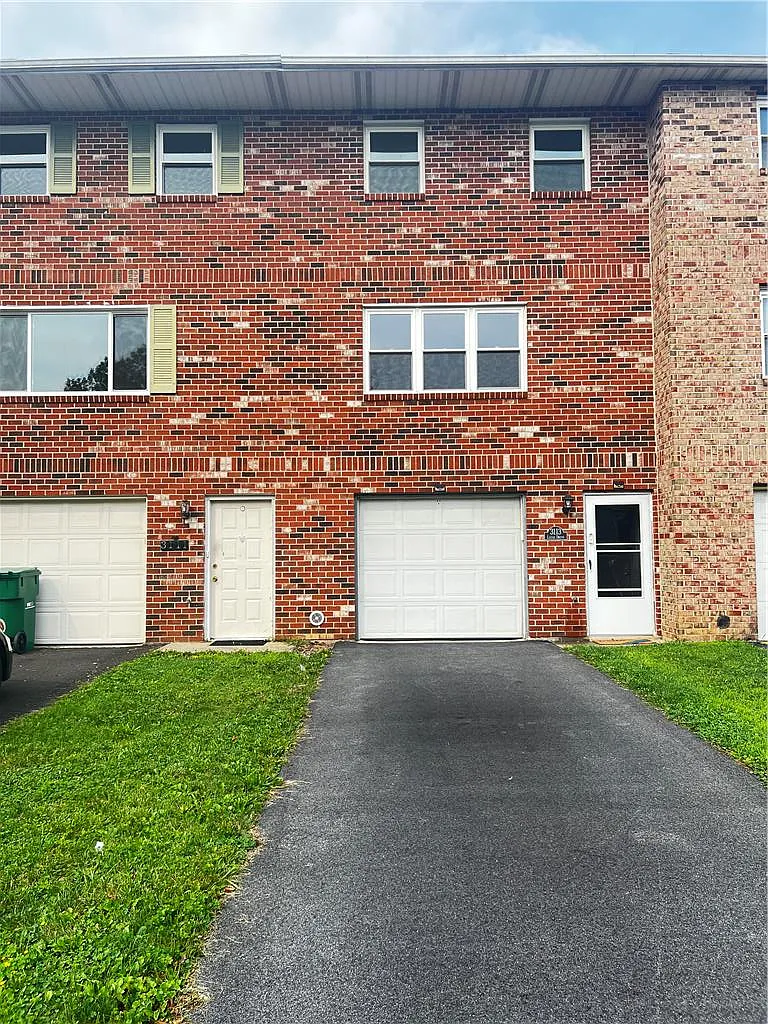 3 bed, 1.5 bath, 1116 sqft, $2,200 — Photo 1