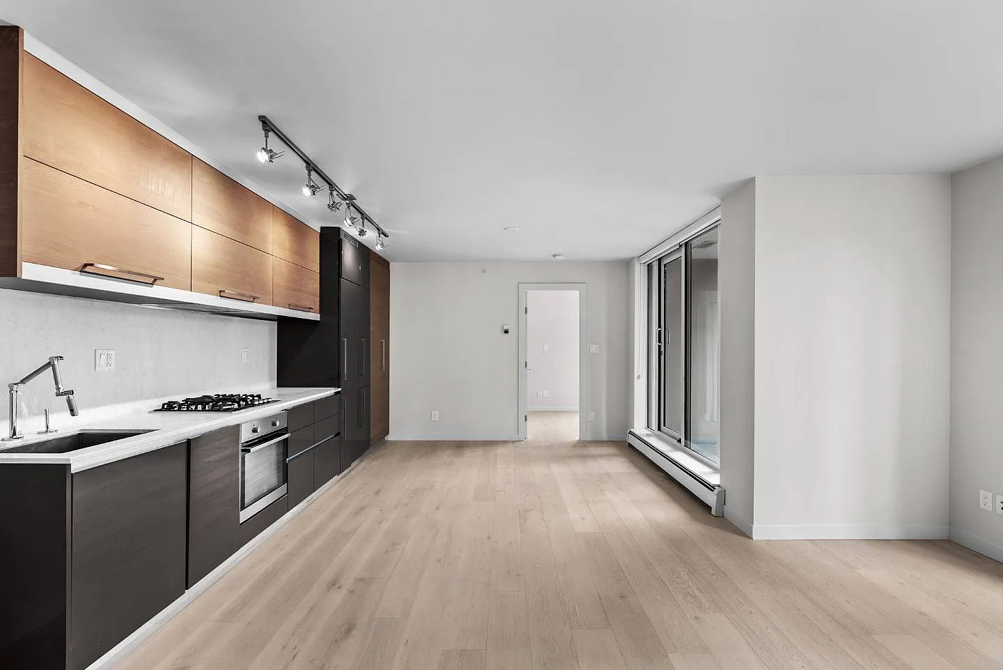 512-189 Keefer — Photo 1