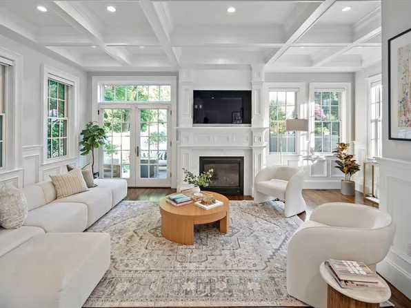 114 Carlisle St #114, Newton Center, MA 02459