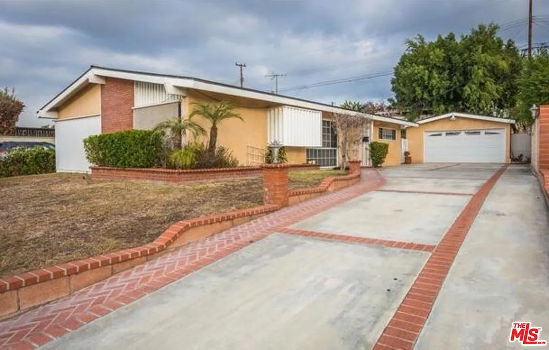 3 bed, 2.0 bath, 1500 sqft, $3,800 — Photo 2