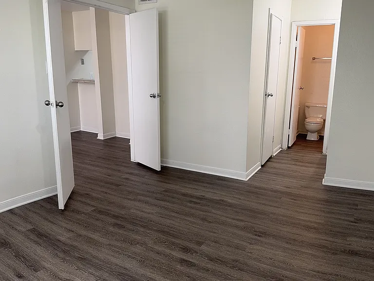 Wilshire Park Apartments — Photo 38