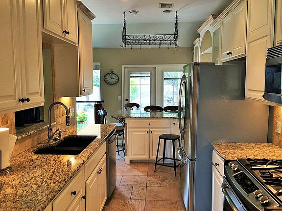 3rd image of 704 NW 172nd St