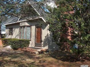 98 Howells Rd, Bay Shore, NY 11706