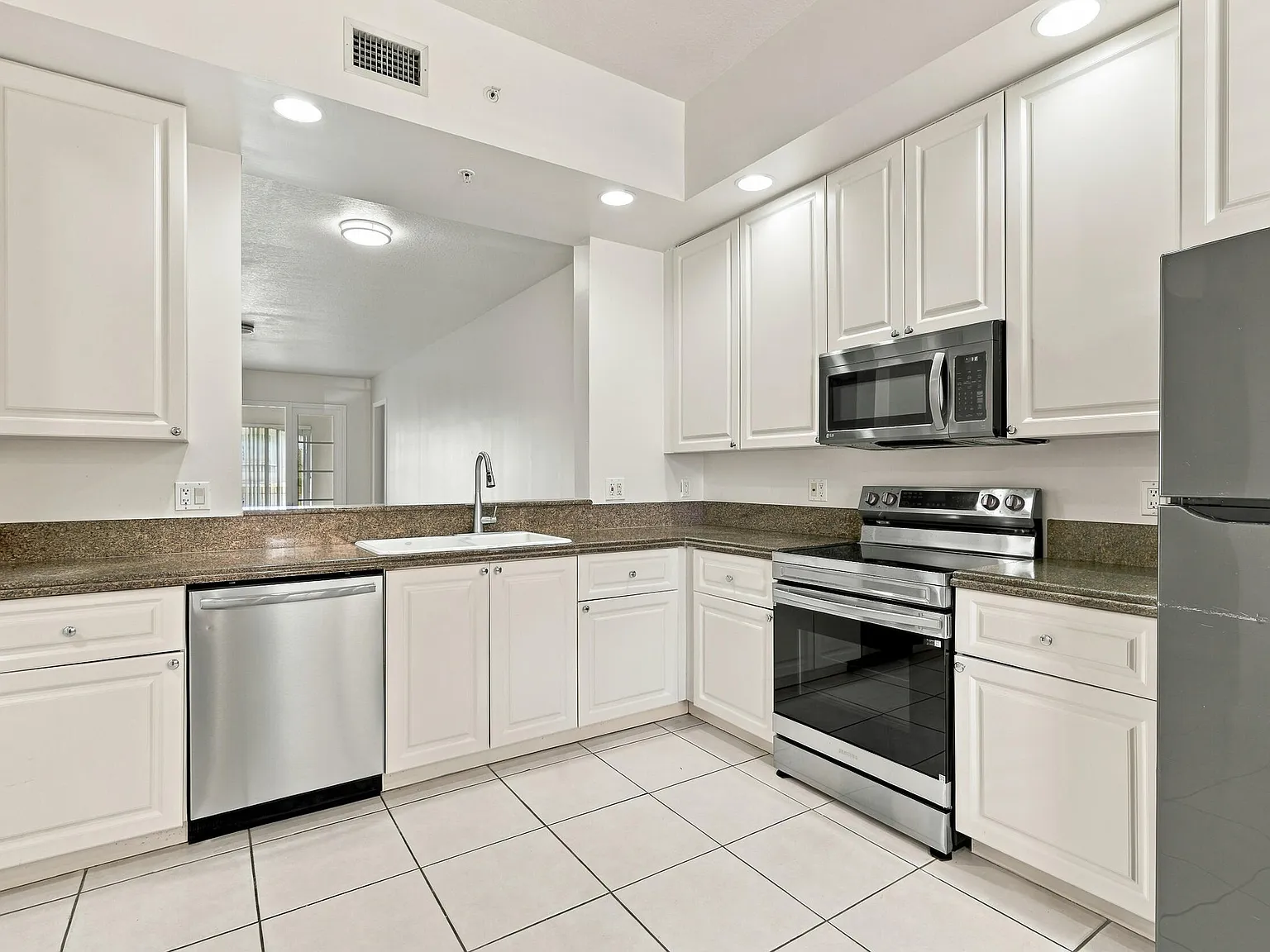 2 bed, 2.0 bath, 1989 sqft, $2,600 — Photo 2