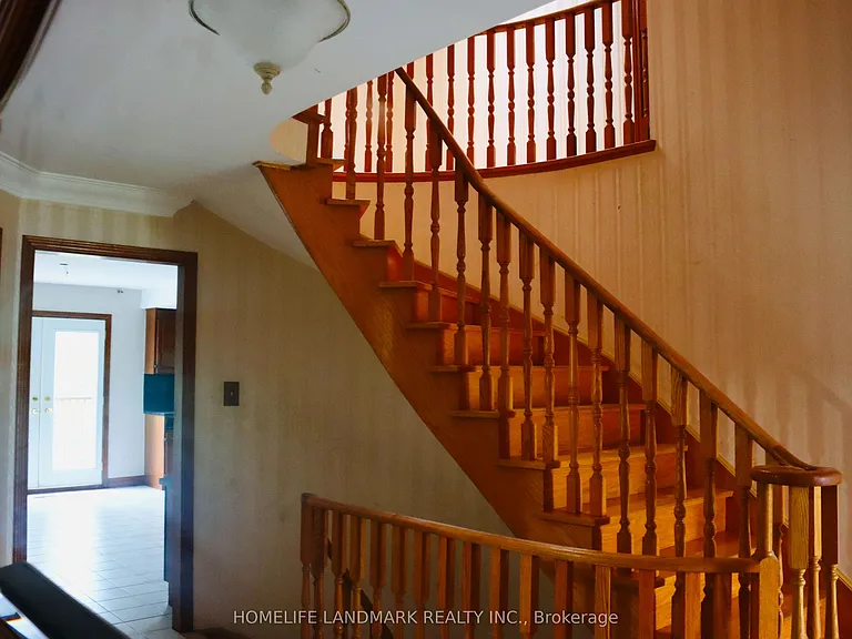 121 Harmonia Cres — Photo 28