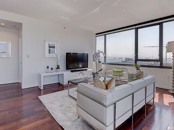 4th image of 260 King St Unit 1619