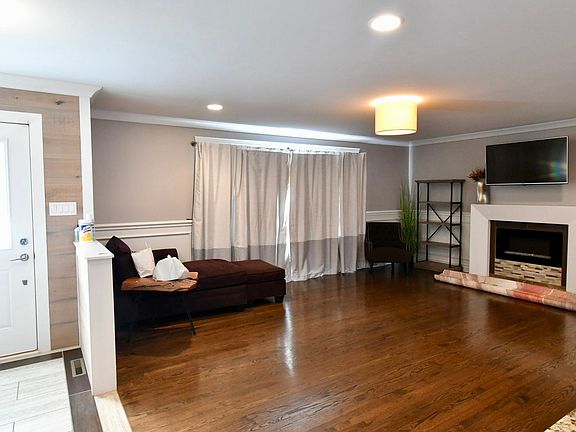 4th image of 1038 E 167th Pl