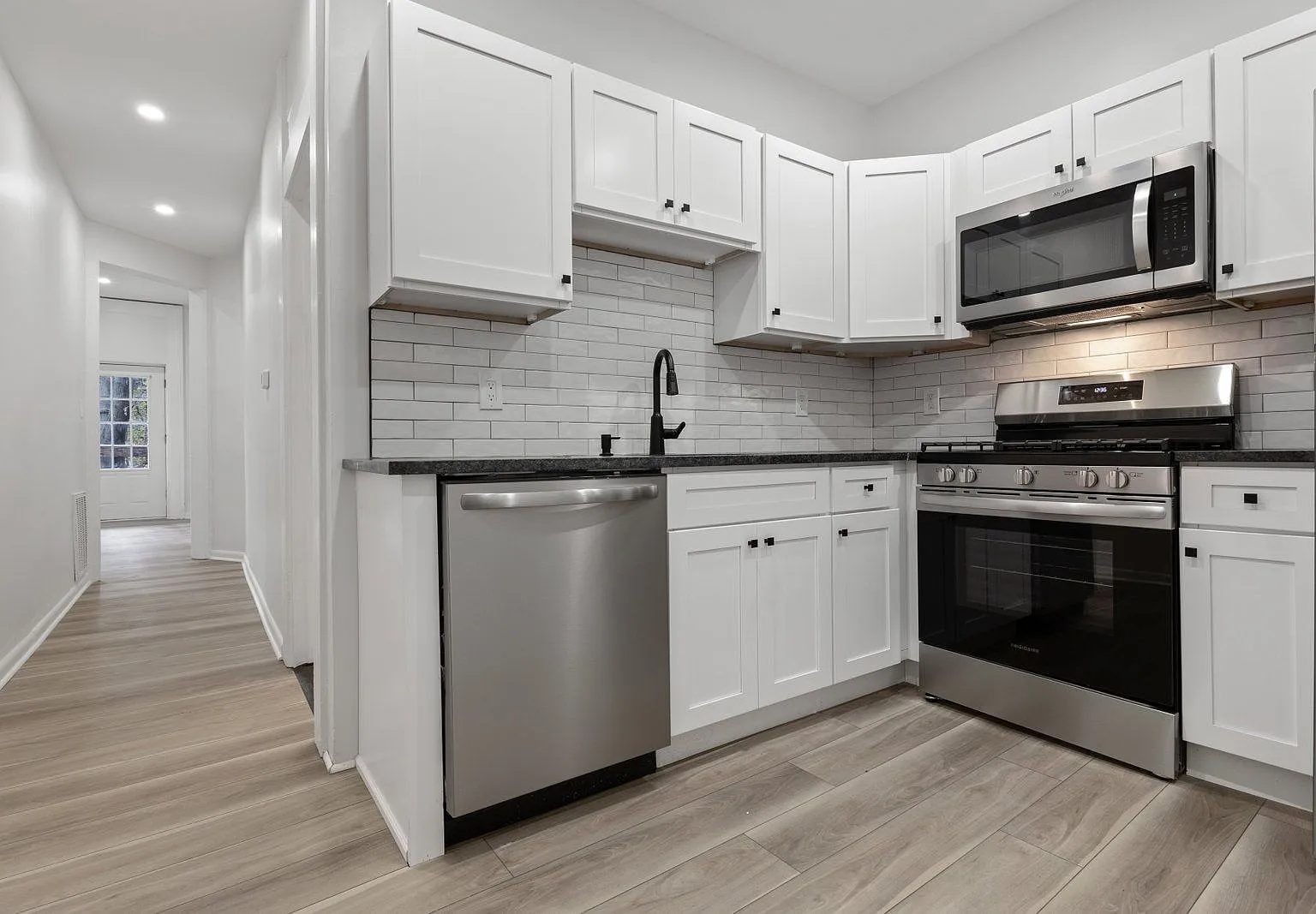 1 bed, 1.0 bath, 800 sqft, $1,500 — Photo 2