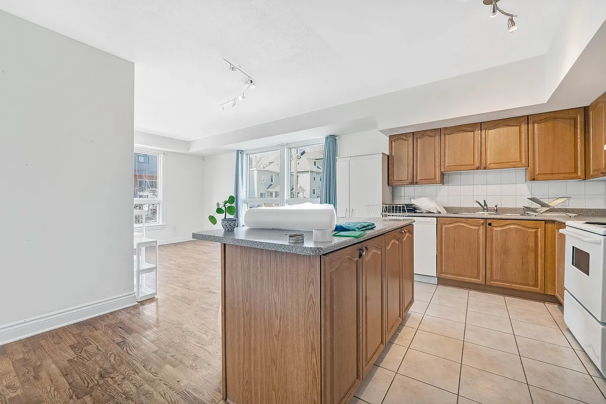 Building Photo - 265 Carruthers Ave #101