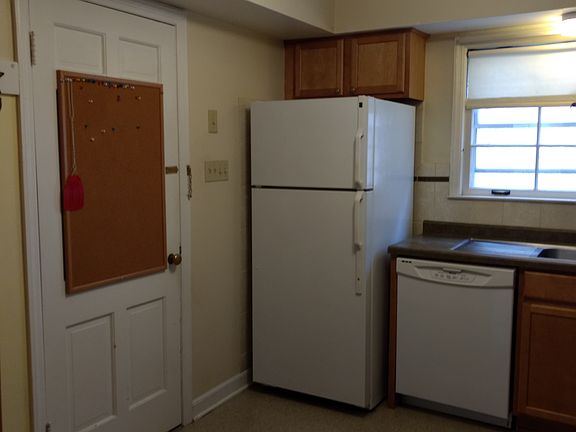 Updated kitchen, bright and cheery