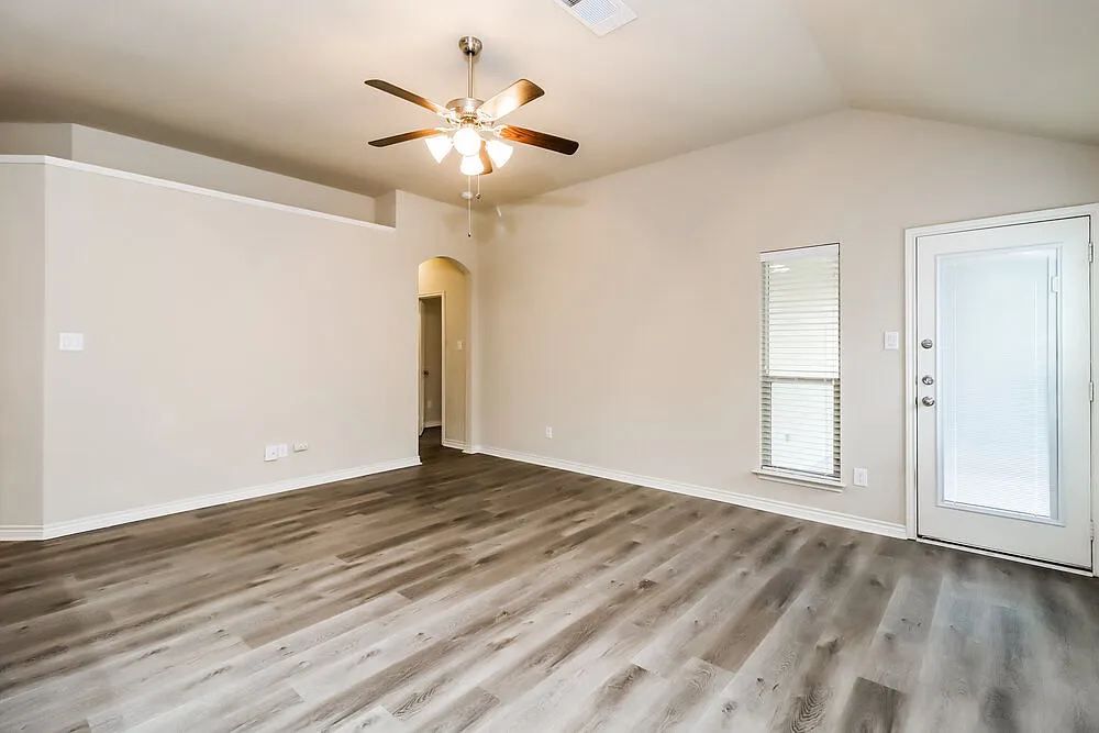 4 bed, 2.0 bath, 1641 sqft, $2,175 — Photo 4