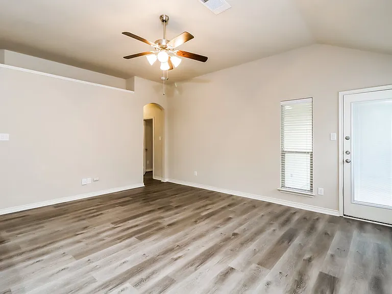160 Spring Hollow Dr — Photo 4