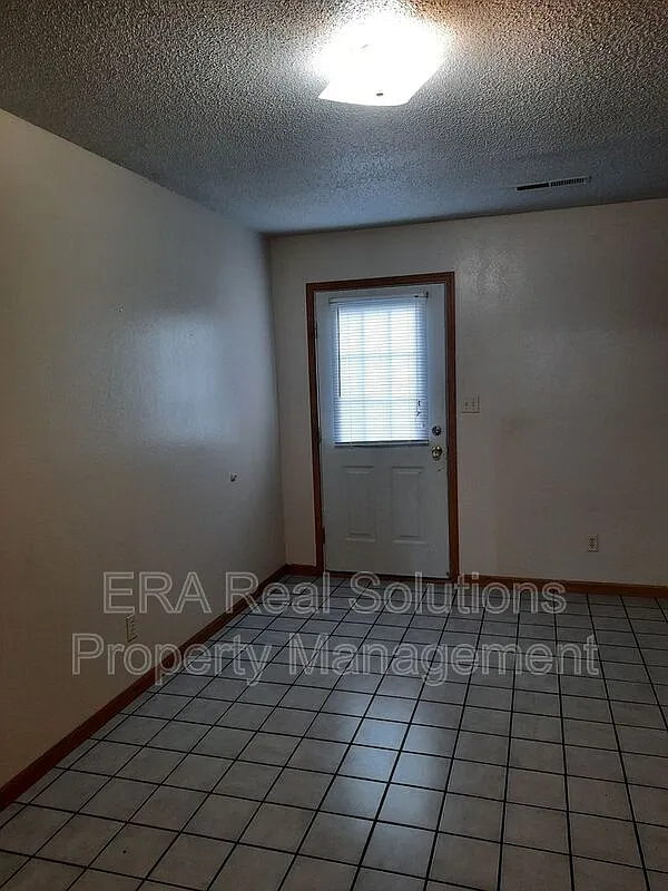 2 bed, 1.5 bath, 3264 sqft, $885 — Photo 4
